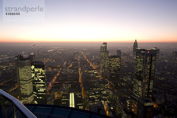 Skyline  Hochhäuser von Frankfurt in der Abenddämmerung  Frankfurt  Hessen  Deutschland