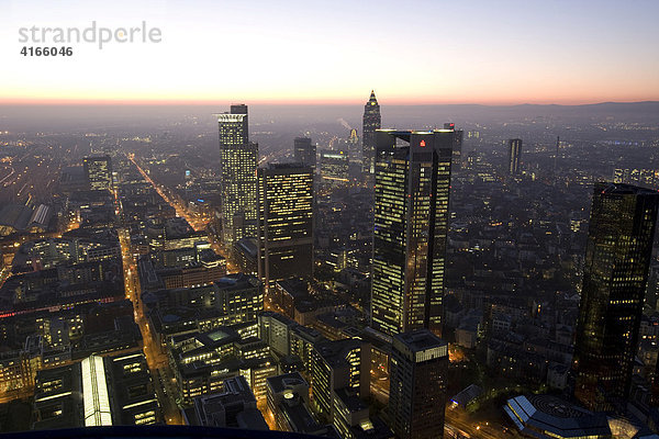 Skyline  Hochhäuser von Frankfurt in der Abenddämmerung  Frankfurt  Hessen  Deutschland