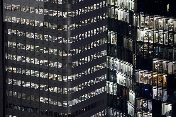 Beleuchtete Bürofenster  Frankfurt  Hessen  Deutschland