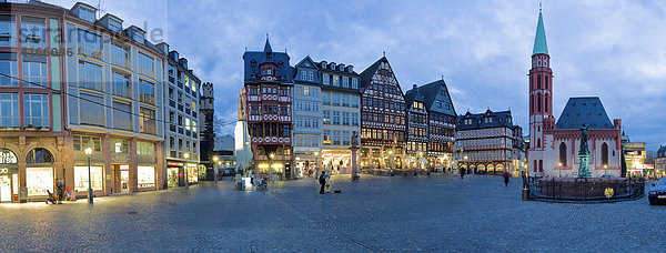 Römer mit alter Nikolaikirche am Abend  Frankfurt am Main  Hessen  Deutschland