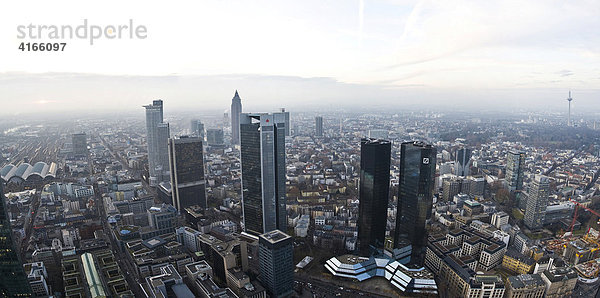 Panorama Skyline von Frankfurt  Deutsche Bank  Messeturm  Sparkasse  Hauptbahnhof  Frankfurt  Hessen  Deutschland