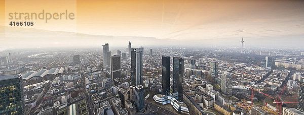 Panorama Skyline von Frankfurt  Deutsche Bank  Messeturm  Sparkasse  Hauptbahnhof  (Sonnenuntergang künstlich verstärkt) Frankfurt  Hessen  Deutschland