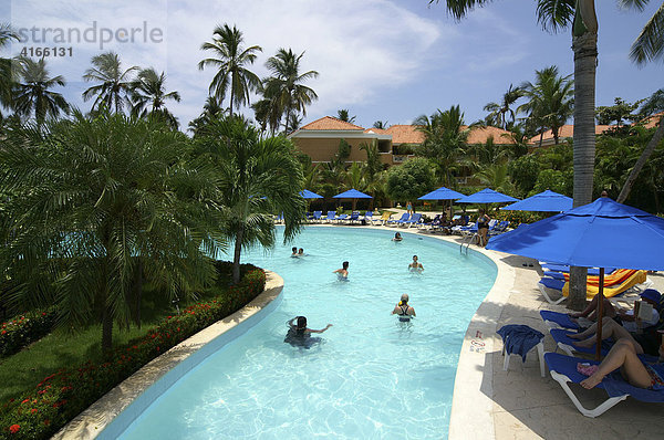 Poolanlage in einem All Inclusive Hotel mit Sonnenliegen  Punta Cana  Dominikanische Republik  Karibik