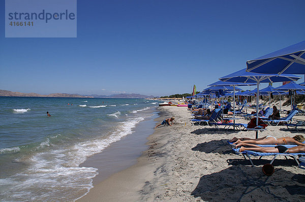 Strand von Kos mit Sonnenschirmen  Kos  Dodekanes  Griechenland