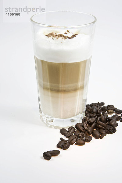 Latte Macchiato mit Kaffeebohnen