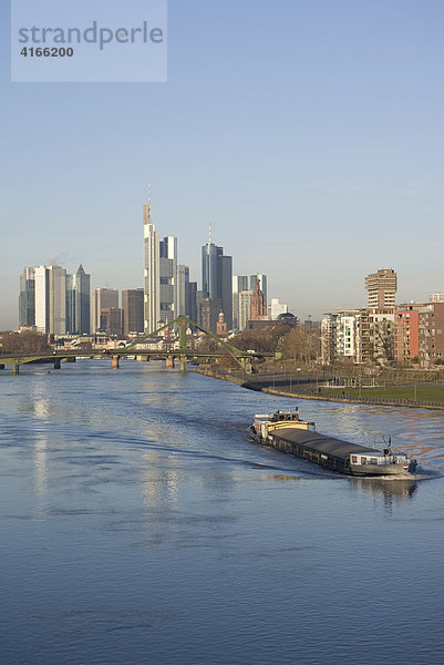 Skyline von Frankfurt am Main aus dem Osten mit der Commerzbank und einem Frachtkahn auf dem Main  Frankfurt am Main  Hessen  Deutschland