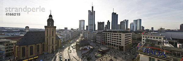Panorama Blick auf die Skyline von Frankfurt  mit Hauptwache  dem neuen Alianzgebäude  Commerzbank und St. Katharinenkirche  Frankfurt am Main.  Hessen  Deutschland