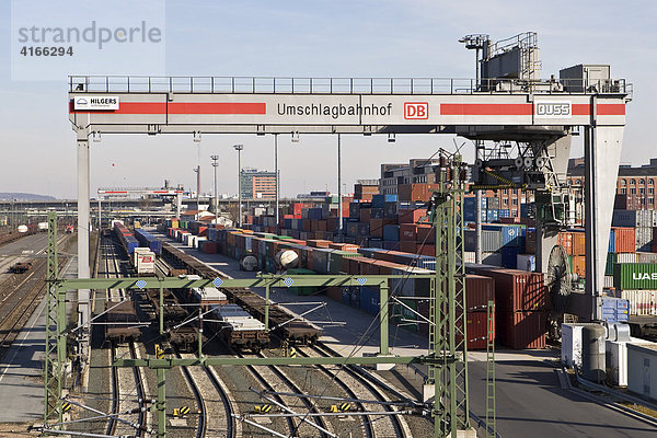 Container und Lastenkran am Umschlagbahnhof  Frankfurt West  Frankfurt  Hessen  Deutschland