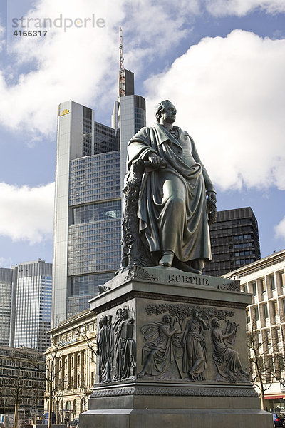 Goethe-Denkmal  auf dem Goetheplatz in Frankfurt  im Hintergrund die Commerzbank  Hessen  Deutschland