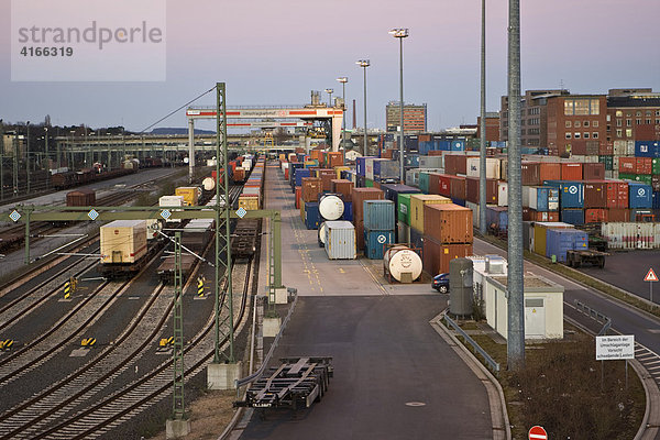 Container und Lastenkran am Umschlagbahnhof  Frankfurt West  Frankfurt  Hessen  Deutschland
