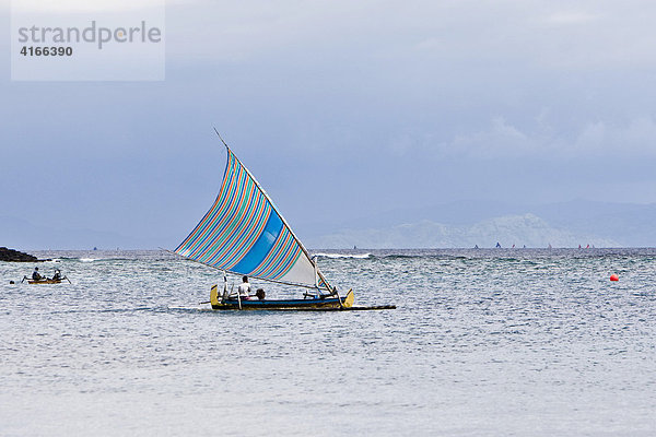 Fischerboot fährt mit gesetztem Segel auf das Meer  Insel Lombok  Kleine Sunda-Inseln  Indonesien