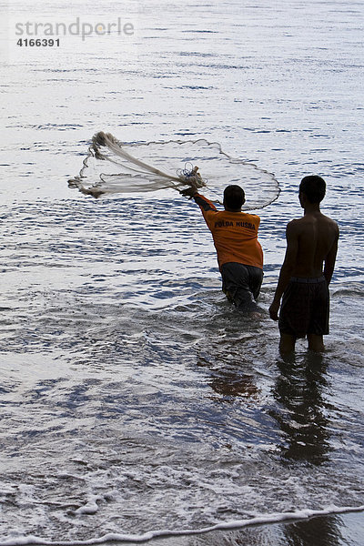 Fischer wirft Netz  Insel Lombok  Keine Sunda-Inseln  Indonesien