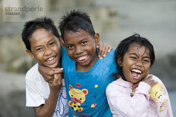 Drei lachende Kinder  Insel Lombok  Kleine Sunda-Inseln  Indonesien