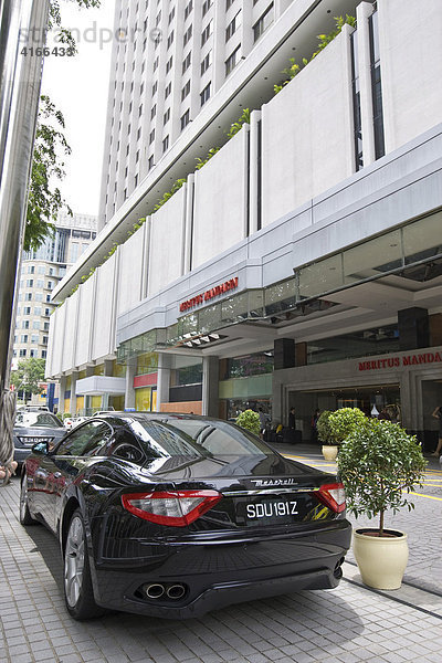 Luxus Sportwagen Maserati vor dem Hotel Meritus Mandarin  Singapur  Südostasien
