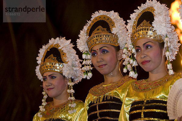 Tänzerinnen aus Bali führen einen Tanz auf der Insel Lombok auf  Kleine Sunda-Inseln  Indonesien