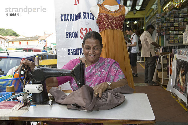 Alte indische Frau näht mit einer Nähmaschine an der Kitchener Rd. in Little India  Indisches Viertel  Singapur  Südostasien