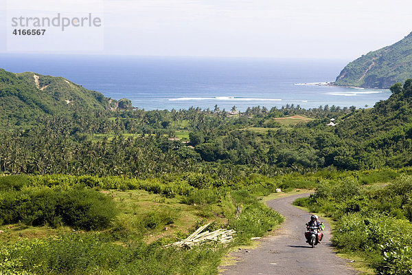 Küstenlandschaft im Süden von Lombok bei Kuta  Insel Lombok  Kleine-Sunda-Inseln  Indonesien