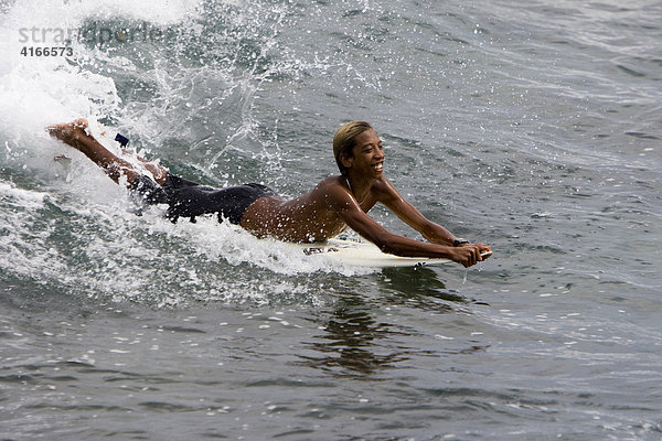 Surfer / Wellenreiter in der Brandung bei Senggigi  Insel Lombok  Kleine-Sunda-Inseln  Indonesien