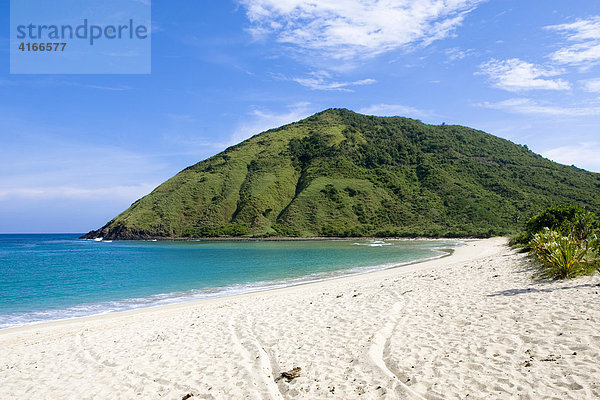 Einsamer  verlassener Strand bei Kuta  Insel Lombok  Kleine-Sunda-Inseln  Indonesien