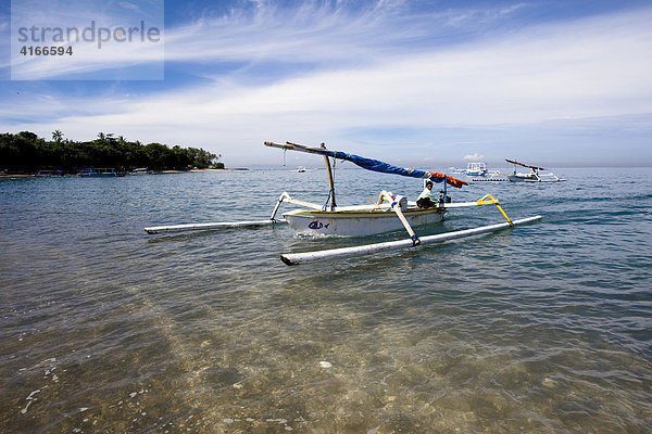 Fischerboot - Auslegerboot kommt vom Fischfang zurück und fährt an den Strand  Senggigi  Insel Lombok  Kleine-Sunda-Inseln  Indonesien