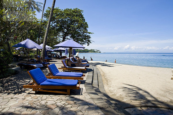 Sonnenliegen des Sheraton Hotels am Strand bei Senggigi  Insel Lombok  Kleine-Sunda-Inseln  Indonesien