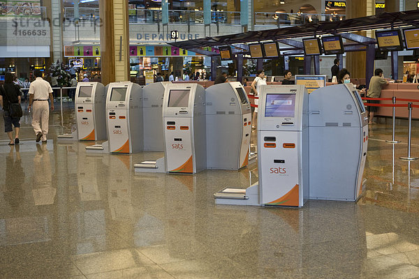 Internet Check-In in der Abflughalle am Changi Airport  Flughafen  Singapur  Südostasien  Asia