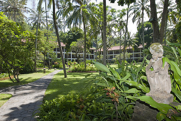 Figur in der Gartenanlage des Sheraton Hotels bei Senggigi  Insel Lombok  Kleine Sunda-Inseln  Indonesien  Asien