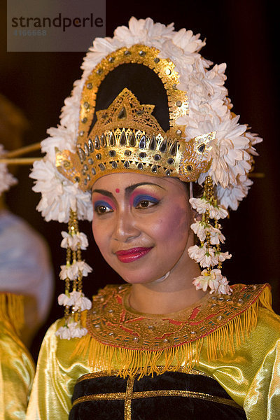 Tänzerin aus Bali führt einen Tanz auf der Insel Lombok auf  Kleine Sunda-Inseln  Indonesien  Asien