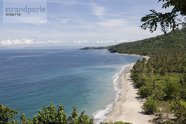 Einsamer Strand mit Palmen vor einem Korallenriff  Senggigi  Insel Lombok  Kleine Sunda-Inseln  Indonesien  Asien
