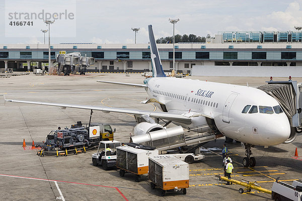 Flugzeug der Silk Air wird mit Kerosin betankt  Changi Airport  Flughafen  Singapur  Südostasien  Asia