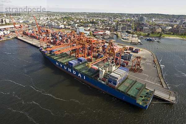 Containerhafen mit einem Containerschiff  Vancouver  British Columbia  Kanada  Nordamerika