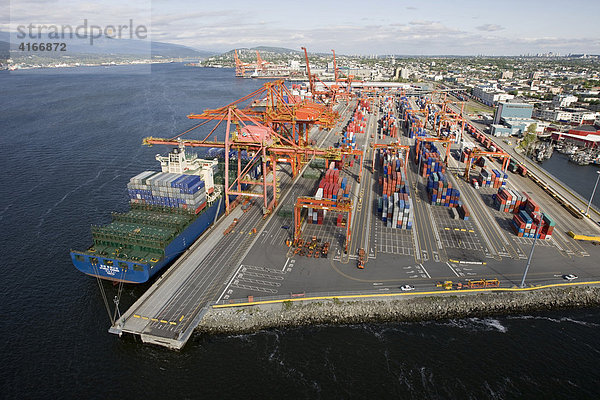 Containerhafen mit einem Containerschiff  Vancouver  British Columbia  Kanada  Nordamerika