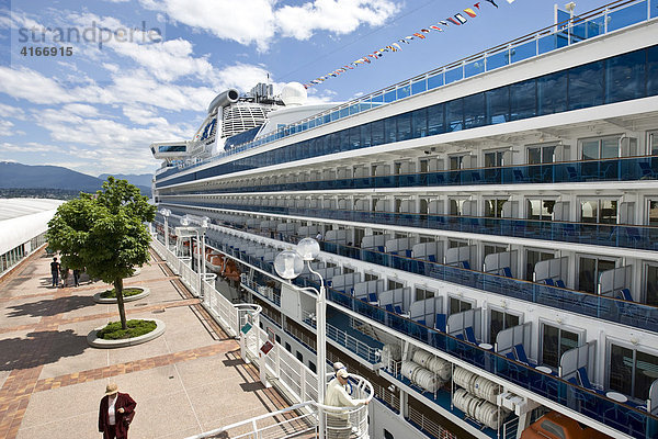 Das Passagierschiff Diamond Princess liegt vor dem Hotel Pan Pacific im Hafen von Vancouver  Vancouver  British Columbia  Kanada  Nordamerika