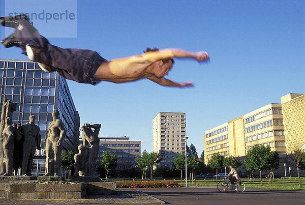 Rollerblader vor Plattenbauten in Dresden  Sachsen  Deutschland