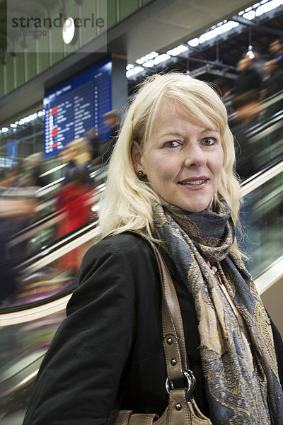 Die Sängerin und Bahnkundin Iris Benesch im Bahnhof Basel  Schweiz