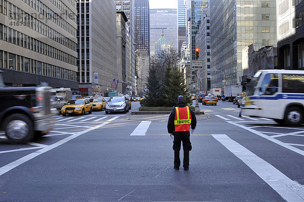 Verkehrspolizist in Manhattan  New York  USA