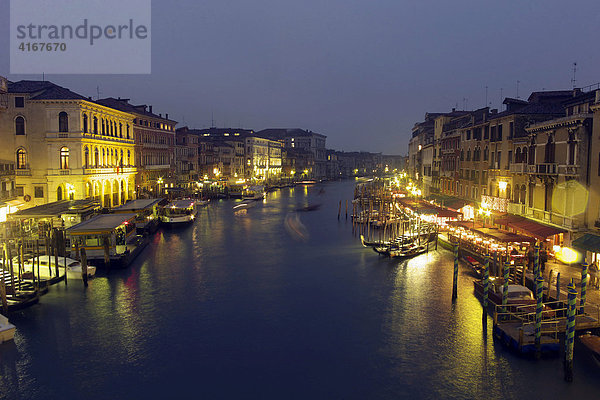 Canale Grande von der Rialto-Brücke aus  Venedig  Italien  Europa