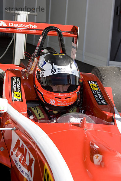 Christian Vietoris  Schützling von Willi Weber  im Formel 3 - Fahrzeug