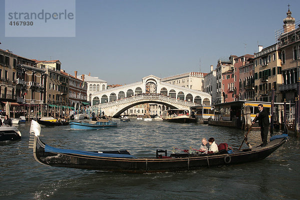 Gondel vor der Rialto-Brücke  Venedig  Italien