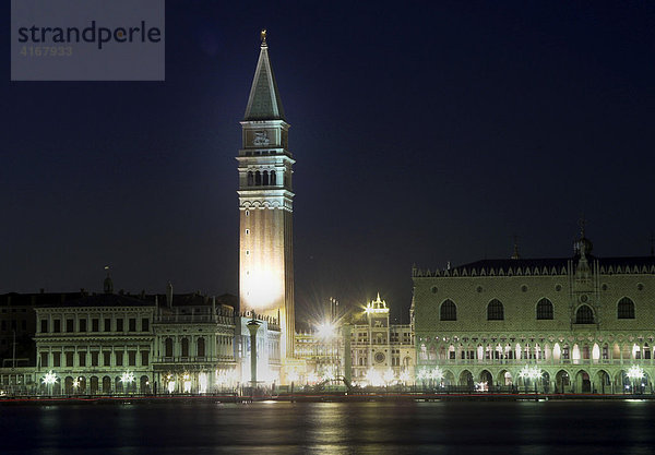 Abendliche Stadtansicht von Venedig mit Campanile und Dogenpalast  Venedig  Italien