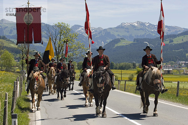 Antlaßritt am Fronleichnamstag im Brixental in Tirol Österreich