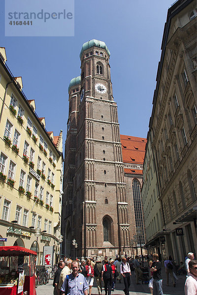 Frauenkirche in München - Blick über Liebfrauenstraße - Bayern