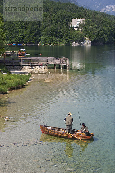 Bohinjer See mit Anglern im Ruderboot - Slowenien
