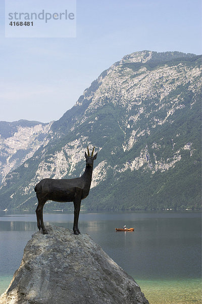 Bohinjer See mit Gemsen-Skulptur  Slowenien