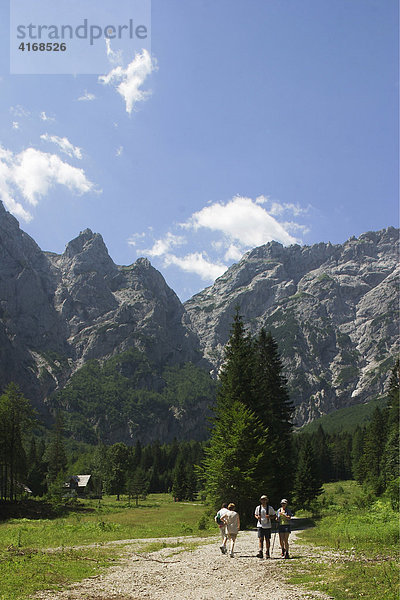 Wanderer im Tal Robanov kot in Steiner Alpen - Oberkrain - Slowenien