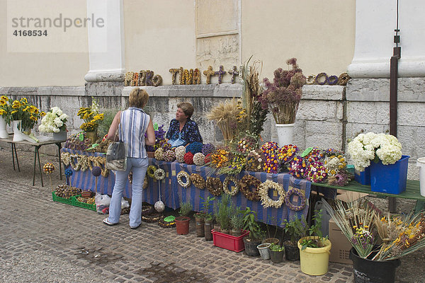 Blumenmarkt vor dem Dom von Ljubljana ( Laibach ) - Slowenien