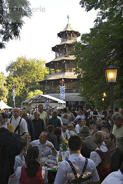 Kocherlball am Chinesischen Turm im Englischen Garten - frühmorgens - München