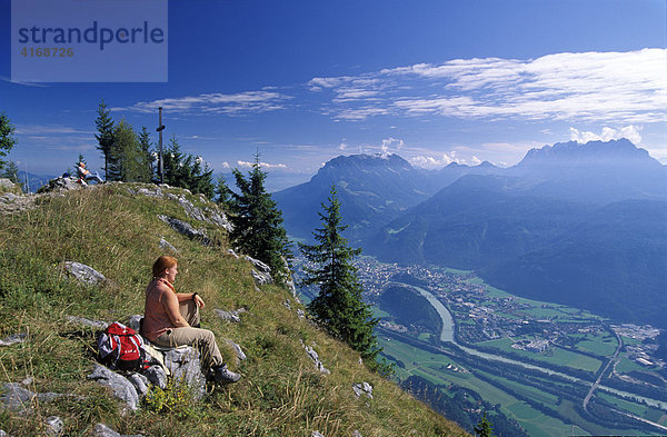 Kufstein im Inntal und Wilder Kaiser - Blick vom Berg Pendling Tirol Österreich