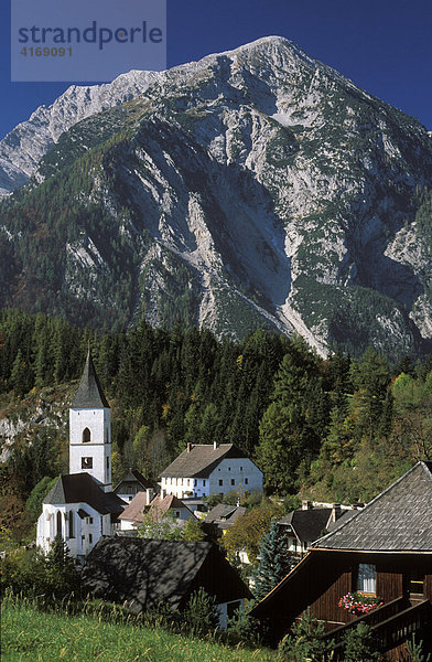 Österreich Steiermark Pürgg Blick zum Berg Grimming
