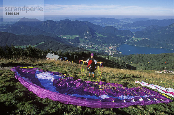 Österreich Land Salzburg Salzkammergut St.Gilgen Wolfgangsee Zwölferhorn Gleitschirmflieger